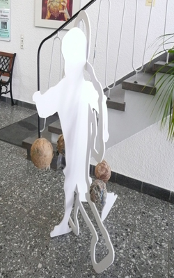 Kind mit selbstgemachtem Ball