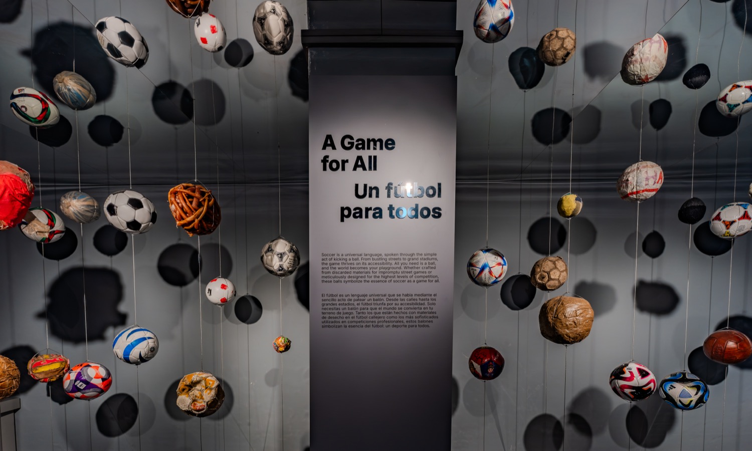 FIFA-Dauerausstellung im Freedom Tower, Miami — handgemachte Bälle der Sammlung