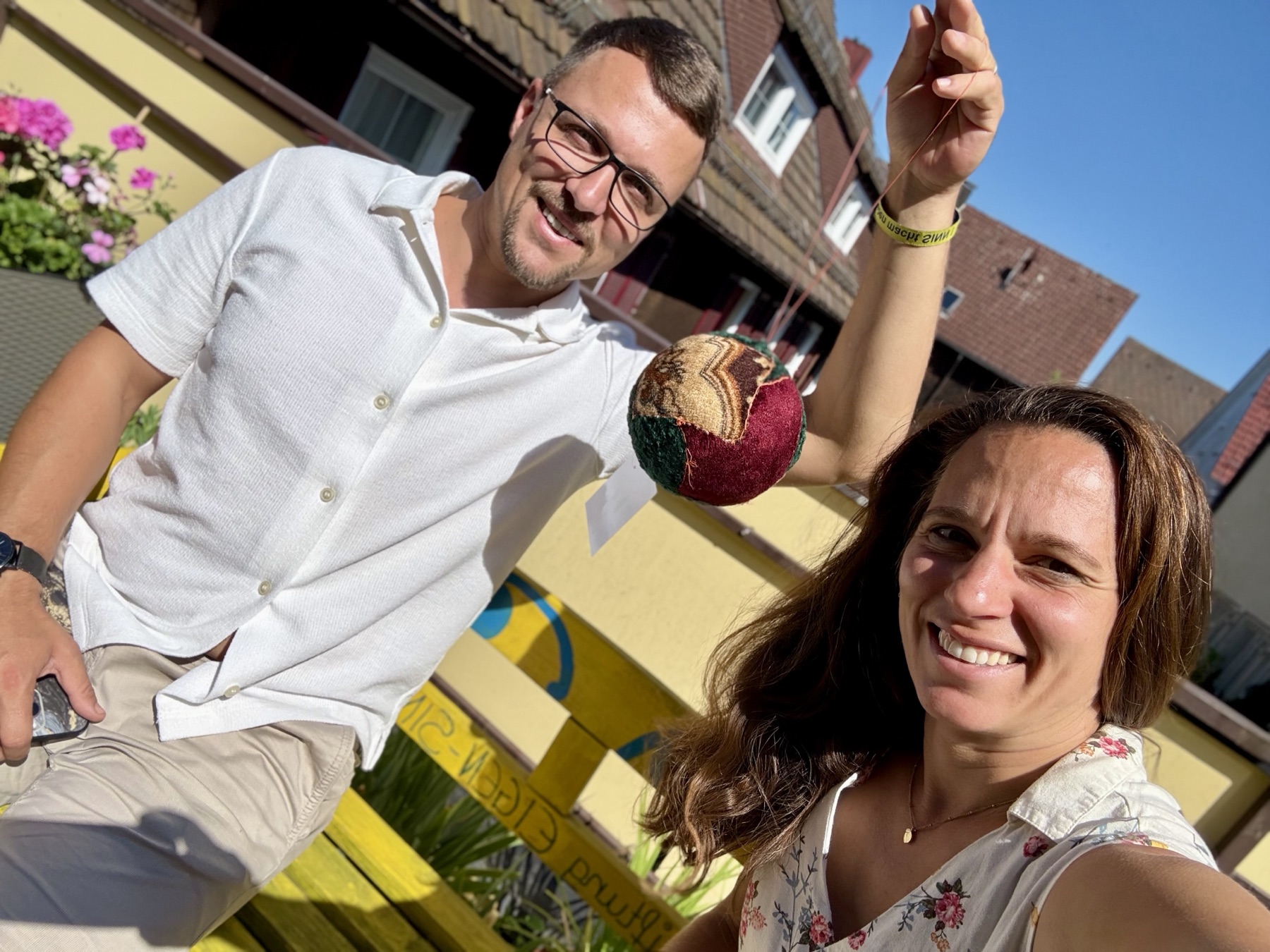 Mikel und Dina Bühler — Tochter von Hans-Martin Haist — mit einem handgemachten Ball vor der Werkstatt EIGEN-SINN